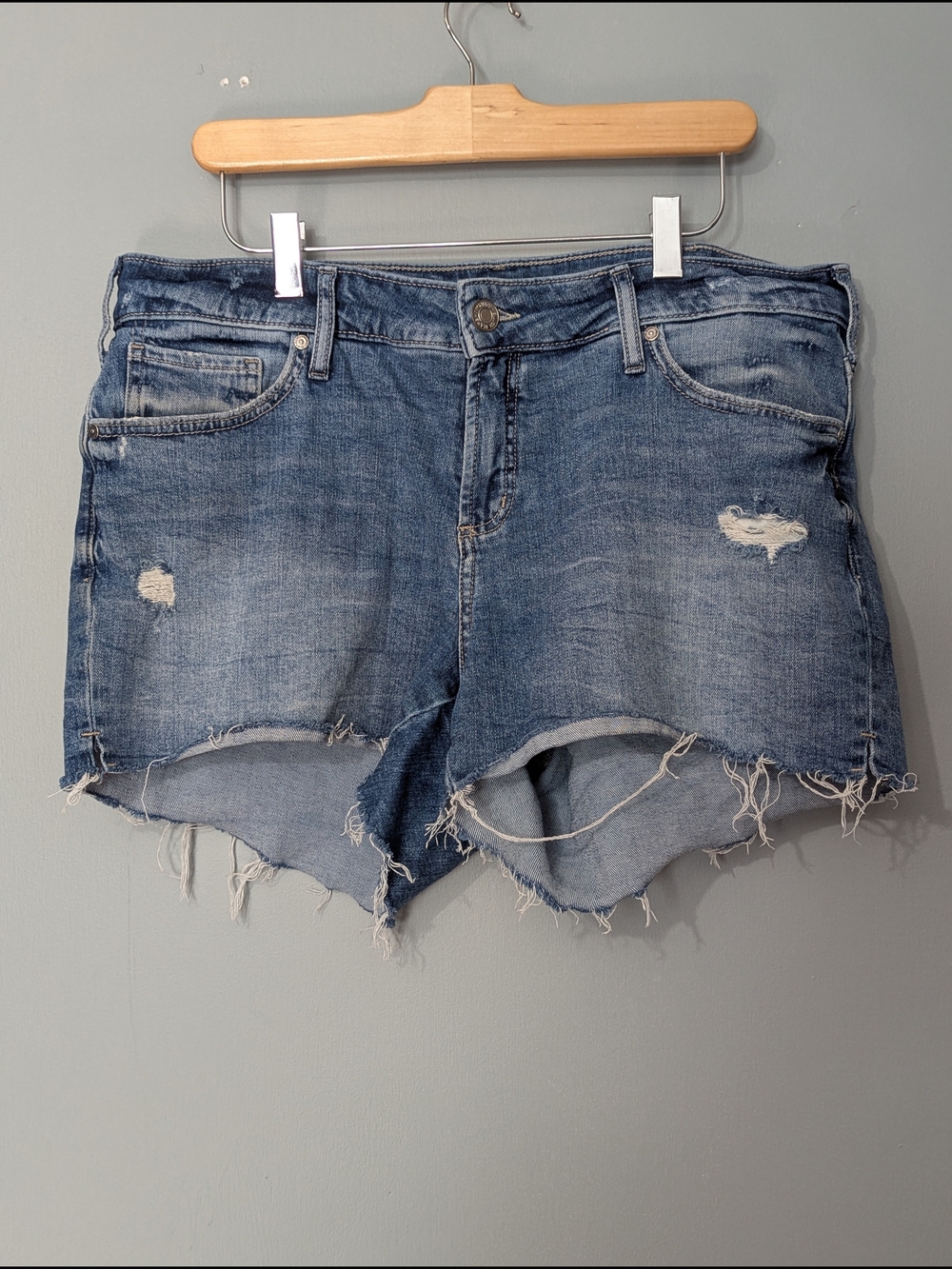 Silver Jeans Elyse Shirt Women's Distressed Frayed Hem Mid-Rise Denim Shorts
